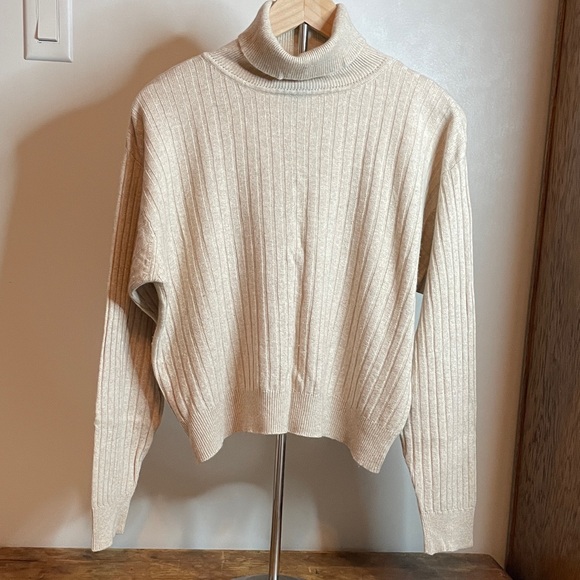 Elegant Beige Turtleneck Sweater Cashmere and Silk - Vintage brand - 1990s - Picture 1 of 16